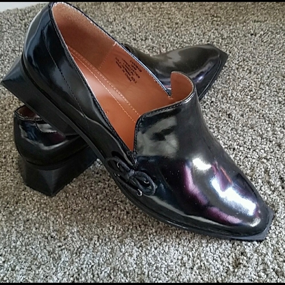 Shoes 👞 size is Slim 10 but fits a 9.5